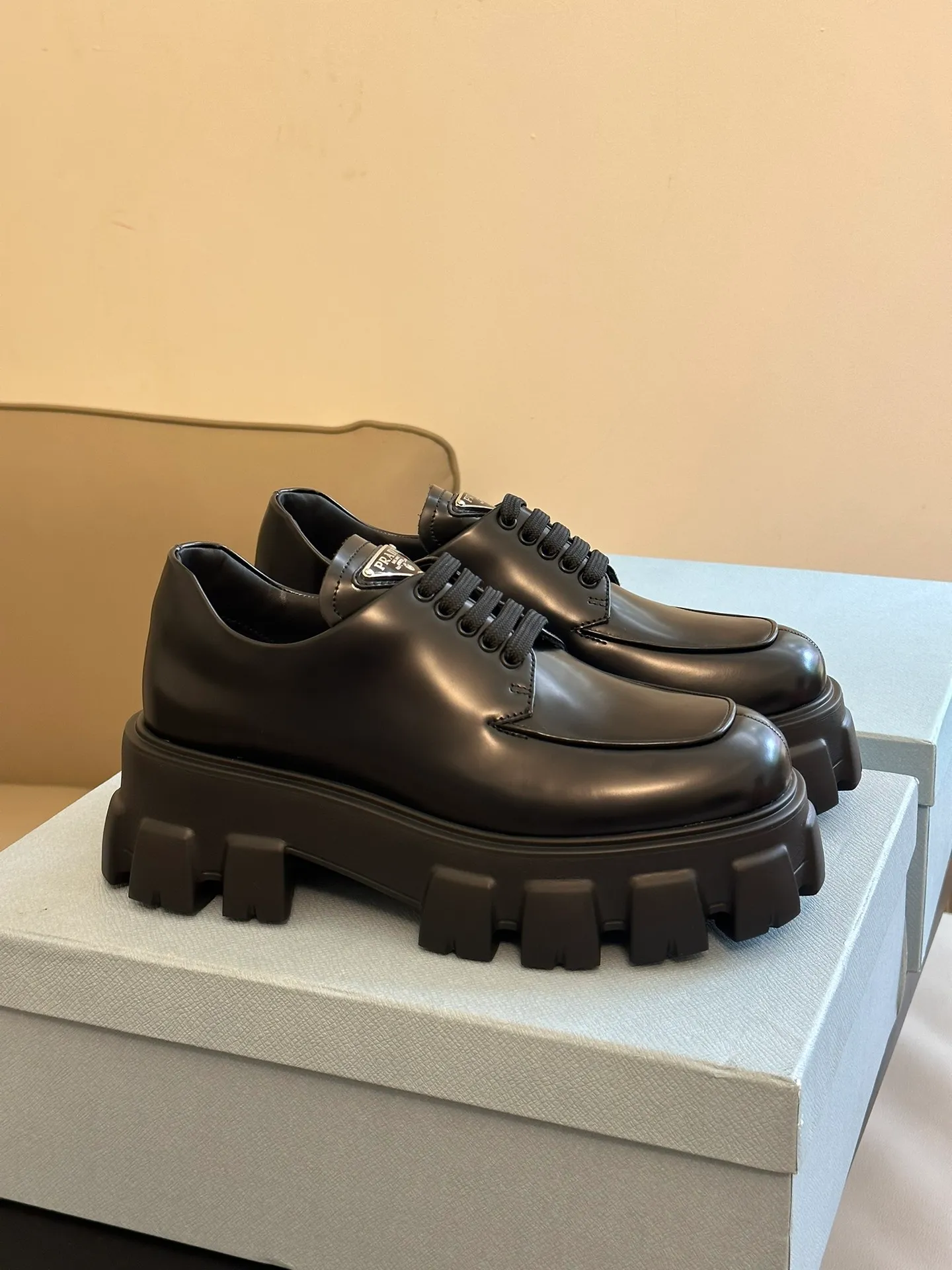 👟👟Ex-factory price 480👟👟 prada fw23 new arrival～ pjia’s new 2023 autumn and winter thick-soled shoes🆕 Classic lace-up thick soles decorated with triangle logo, more recognizable, very attractive and easy to wear! The upper is made of open-edge beaded cowhide, and the sole is made of lightweight high-density foam material! Top quality 35-41